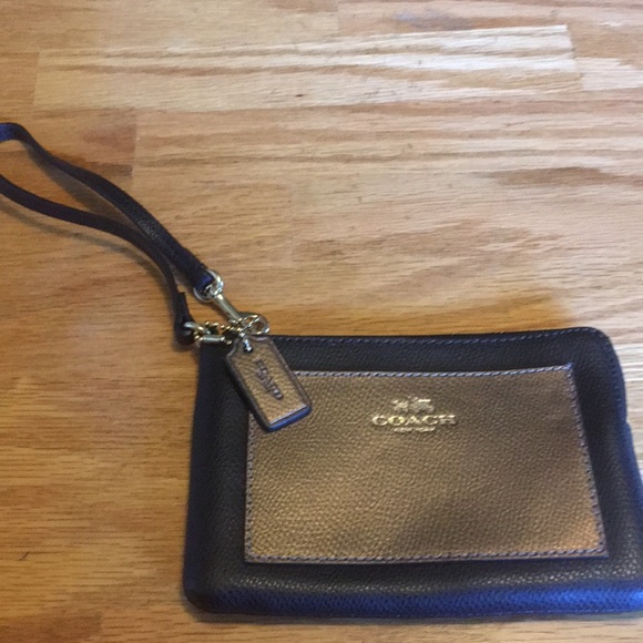❌SOLD❌Coach Gold and black leather Wristlet - Picture 2 of 8